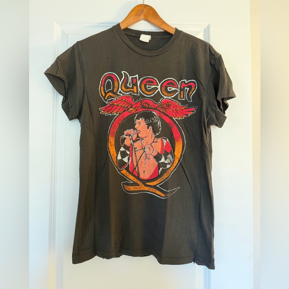 MadeWorn QUEEN black t-shirt size small